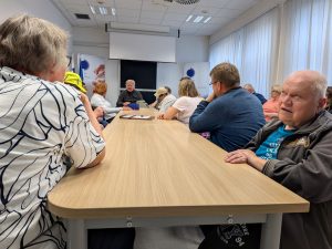 Udeleženci tekmovanja v brajici 2026, v ospredju je govornik Tone Partljič